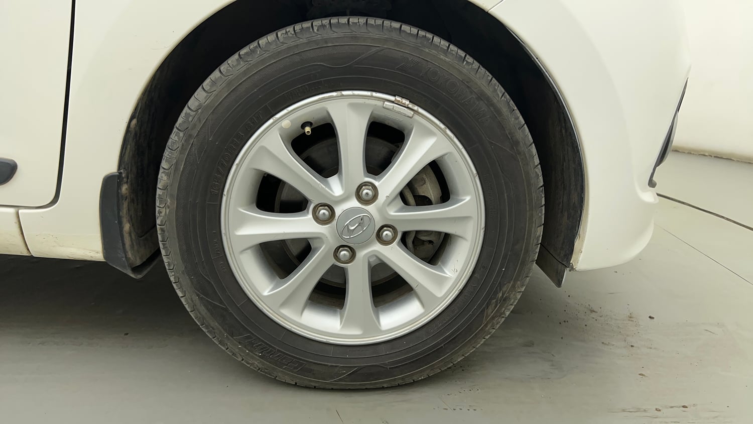 Used 2015 Hyundai Grand i10 Asta AT 1.2 Kappa VTVT Petrol Automatic tyres RIGHT FRONT TYRE RIM VIEW