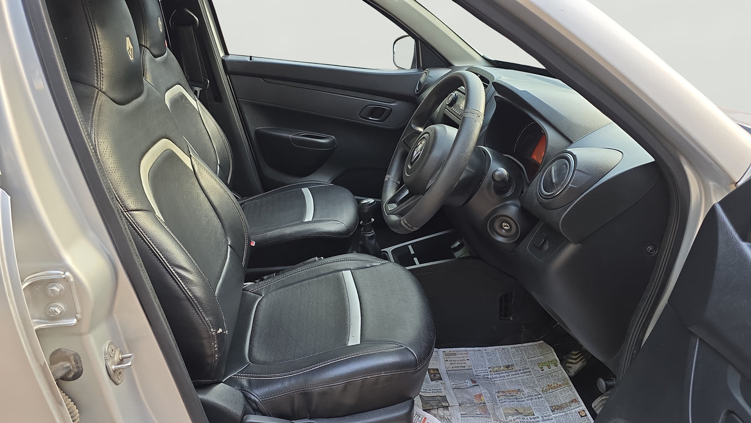 Used 2020 Renault Kwid RXL Petrol Manual interior RIGHT SIDE FRONT DOOR CABIN VIEW