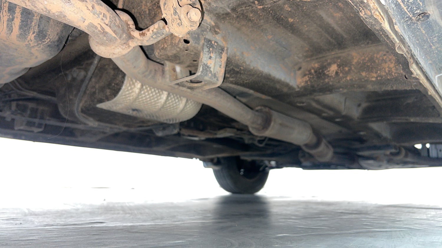 Used 2016 Mahindra KUV100 K4 6 STR Petrol Manual extra REAR RIGHT UNDERBODY VIEW