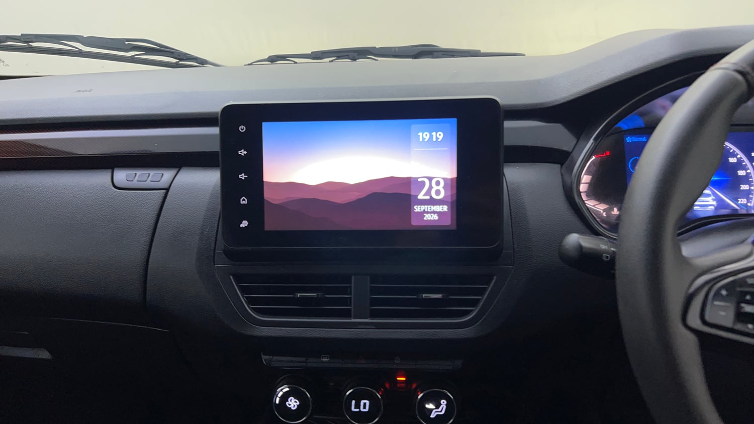Used 2022 Renault Kiger RXZ Turbo MT Dual Tone Petrol Manual top_features Touch screen infotainment system