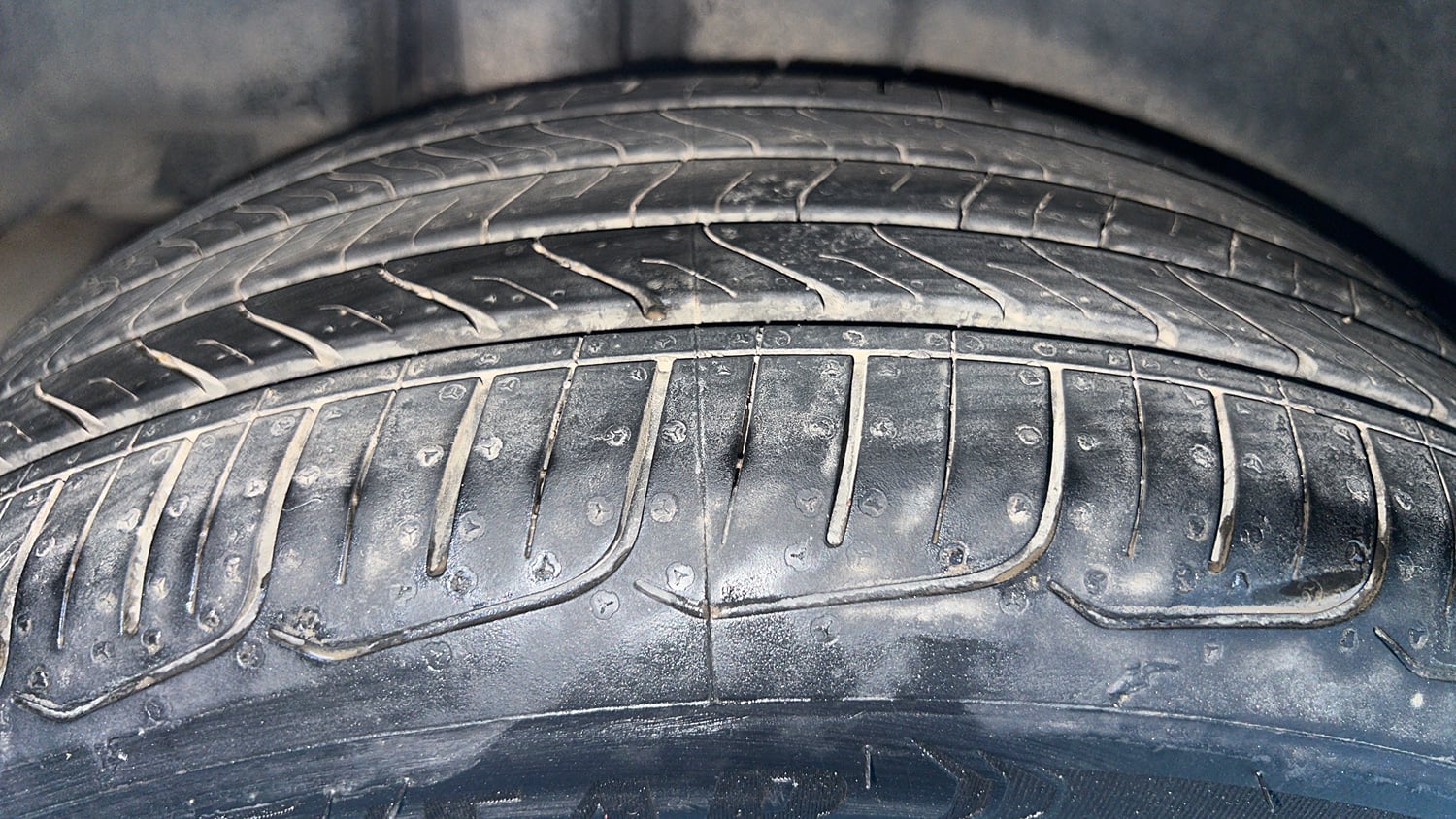 Used 2016 Maruti Suzuki Ciaz ZXI+ AT Petrol Automatic tyres RIGHT REAR TYRE TREAD VIEW