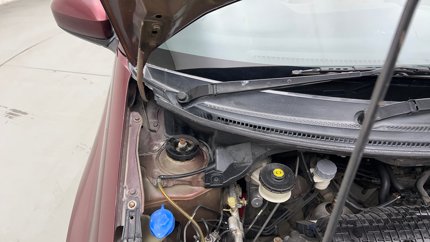 Used 2013 Honda Amaze 1.2 S i-VTEC Petrol Manual engine ENGINE RIGHT SIDE HINGE & APRON VIEW