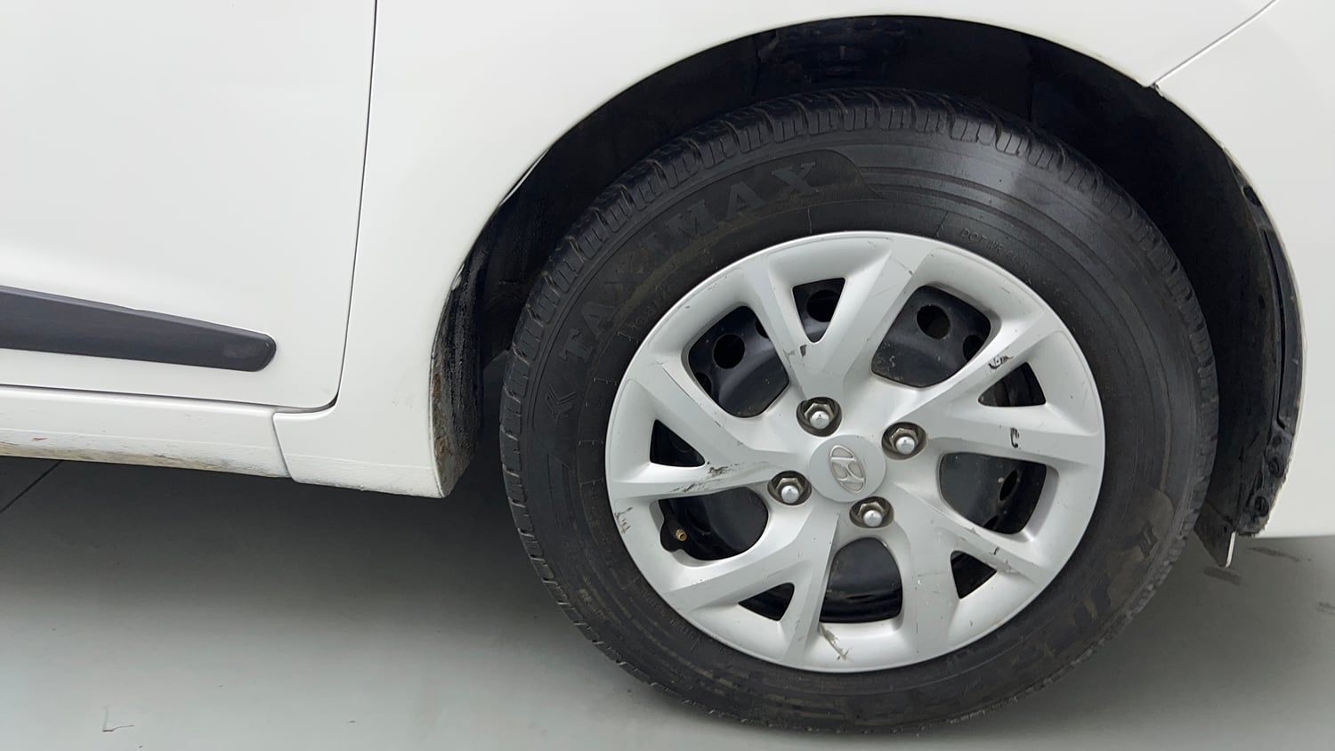 Used 2017 Hyundai Grand i10 Sportz (O) 1.2 Kappa VTVT Petrol Manual tyres RIGHT FRONT TYRE RIM VIEW