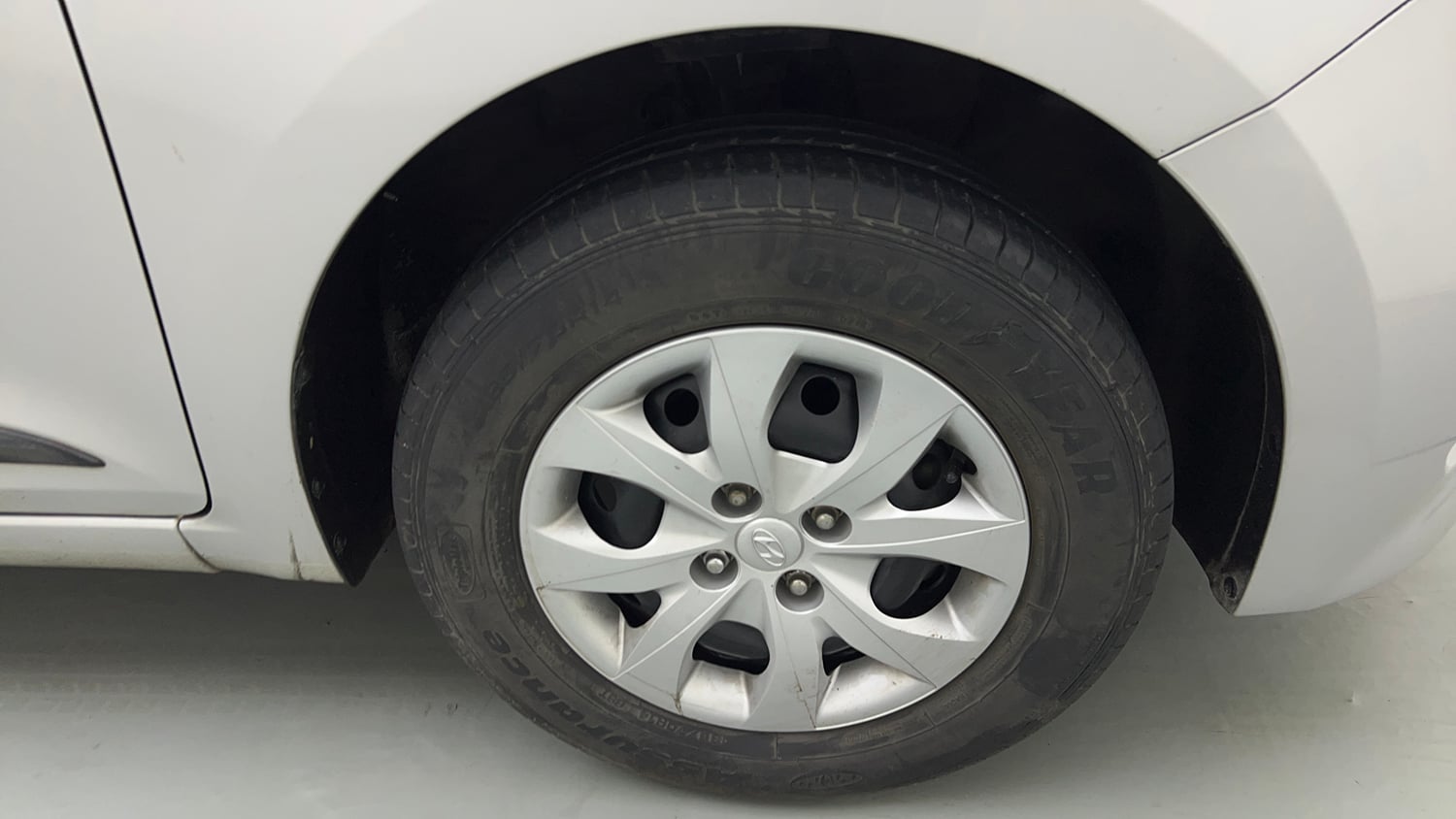 Used 2016 Hyundai Elite i20 Sportz 1.2 Petrol Manual tyres RIGHT FRONT TYRE RIM VIEW