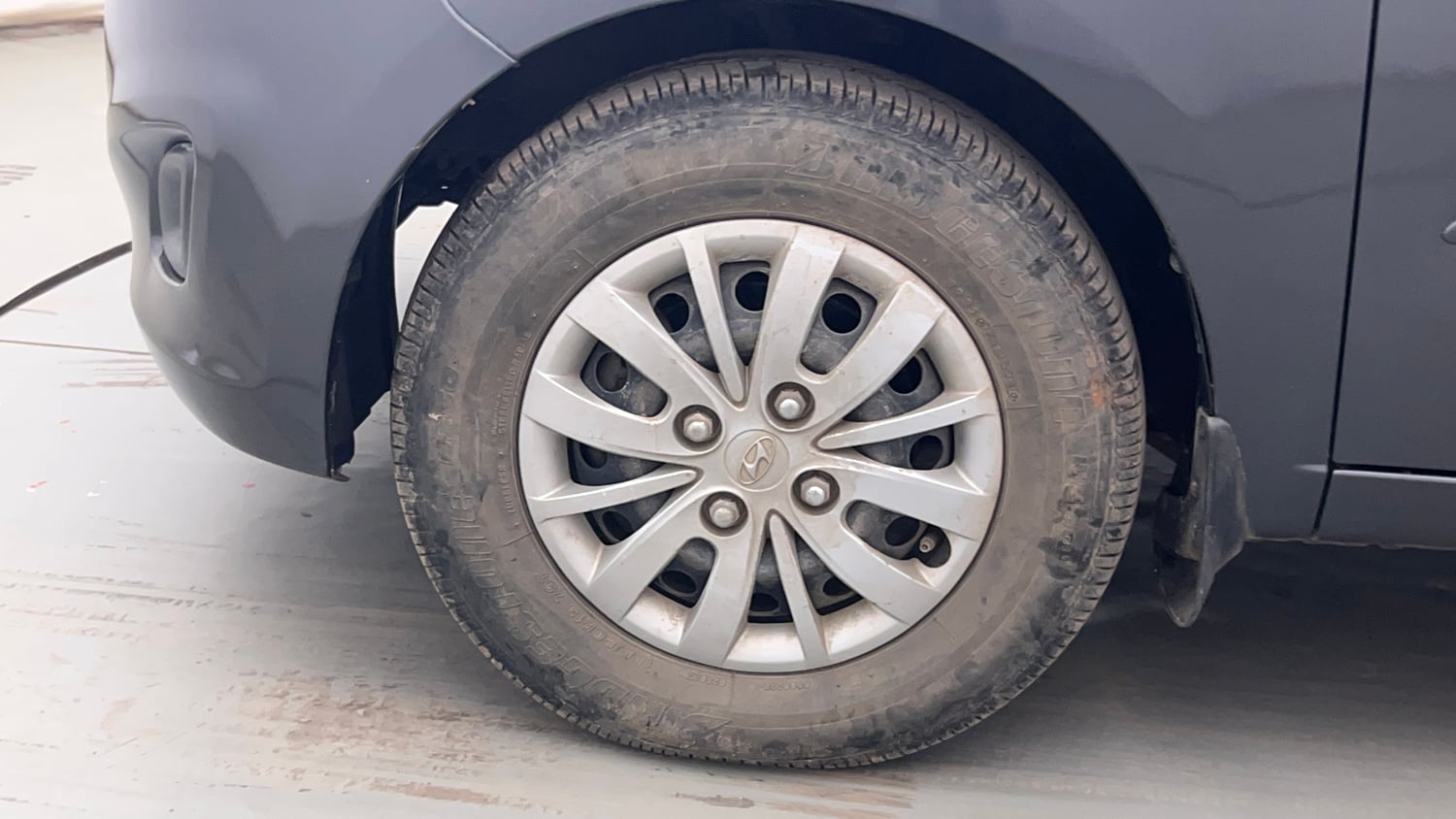Used 2013 Hyundai i10 Sportz 1.2 Kappa2 Petrol Manual tyres LEFT FRONT TYRE RIM VIEW