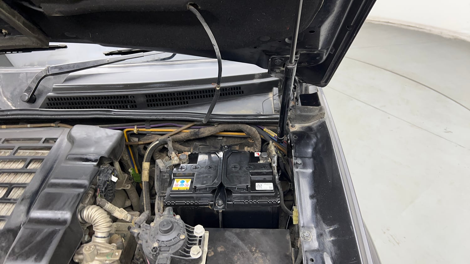 Used 2022 Mahindra Scorpio S9 Diesel Manual engine ENGINE LEFT SIDE HINGE & APRON VIEW