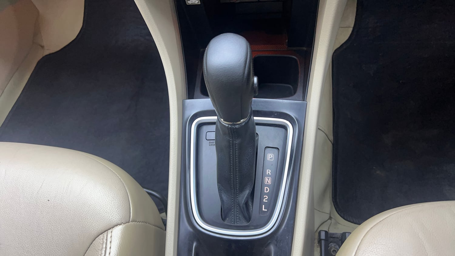 Used 2016 Maruti Suzuki Ciaz ZXI+ AT Petrol Automatic interior GEAR  KNOB VIEW