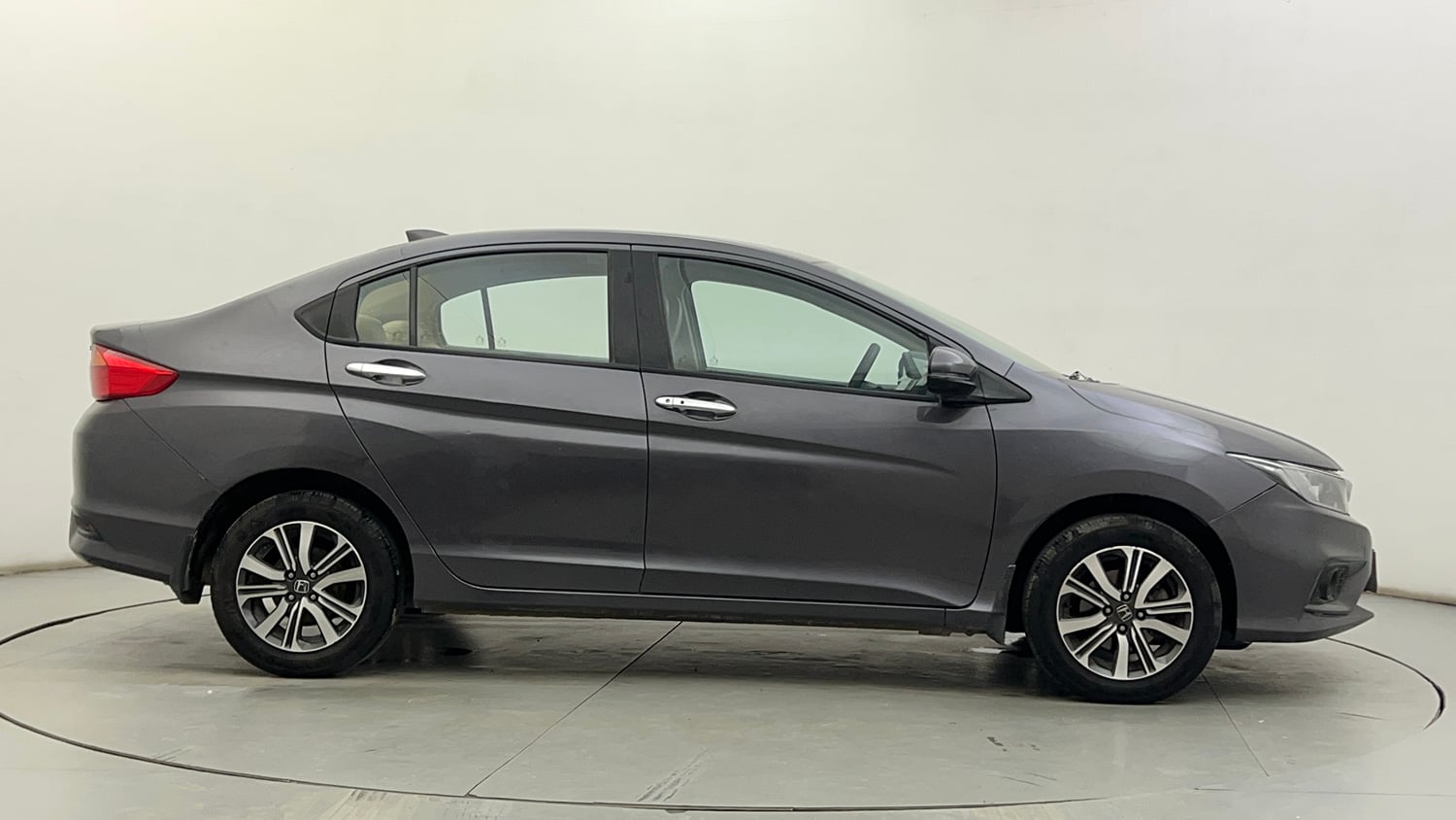 Used 2019 Honda City V CVT Petrol Petrol Automatic exterior RIGHT SIDE VIEW