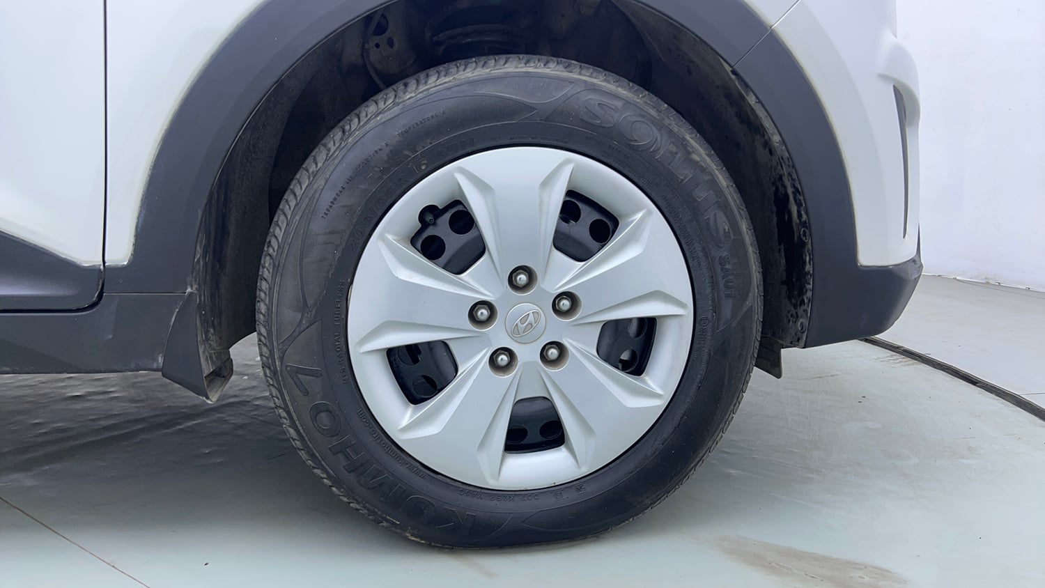 Used 2017 Hyundai Creta 1.6 E Plus Petrol Petrol Manual tyres RIGHT FRONT TYRE RIM VIEW