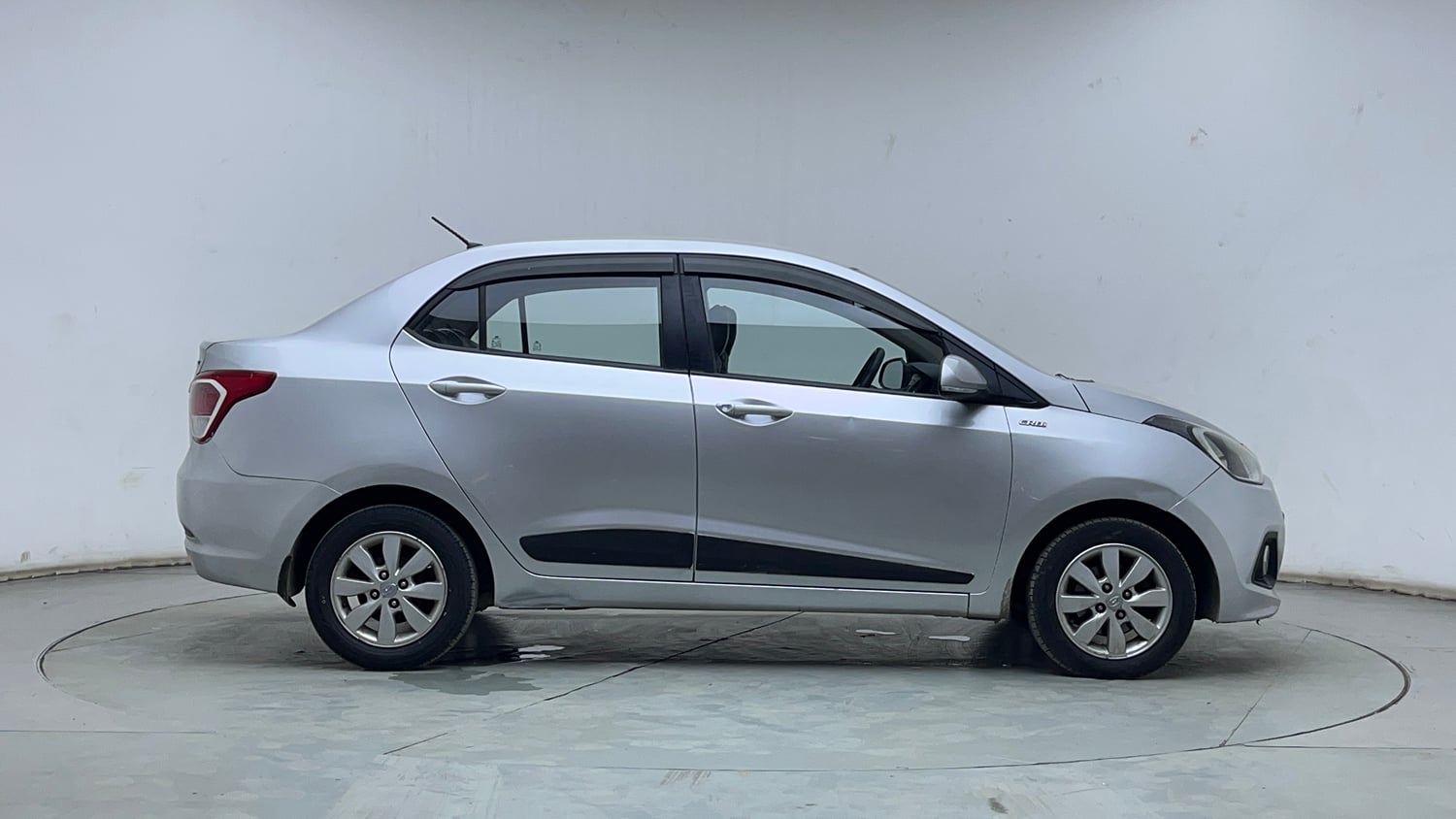 Used 2016 Hyundai Xcent SX 1.1 CRDi Diesel Manual exterior RIGHT SIDE VIEW
