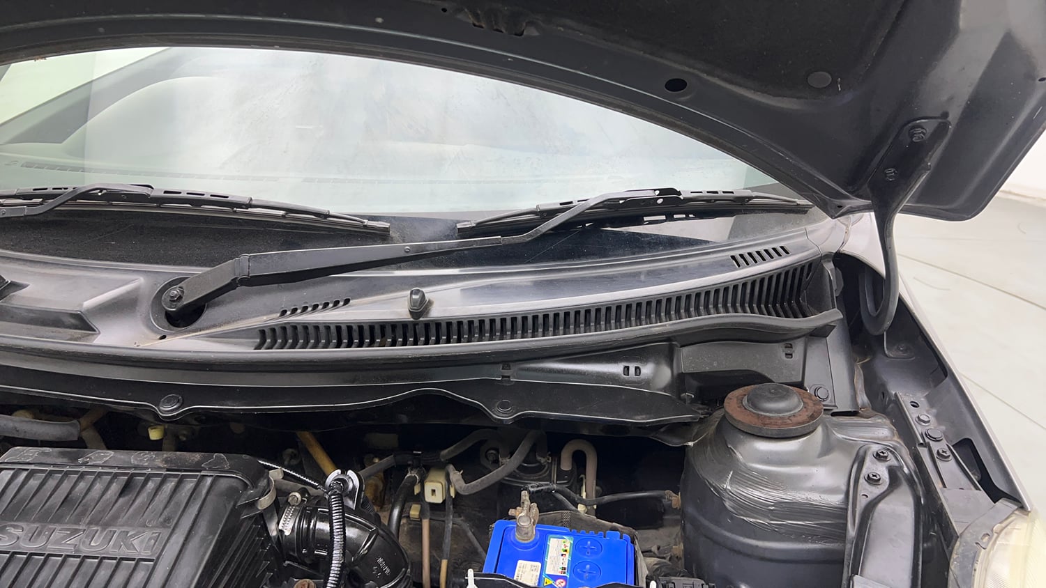 Used 2014 Maruti Suzuki Swift VXi Petrol Manual engine ENGINE LEFT SIDE HINGE & APRON VIEW