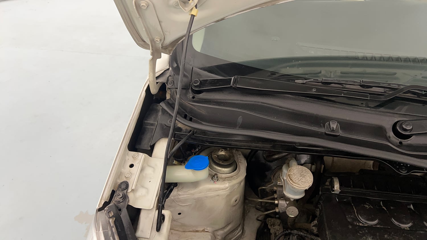 Used 2017 Maruti Suzuki Wagon R 1.0 VXI AMT Petrol Automatic engine ENGINE RIGHT SIDE HINGE & APRON VIEW