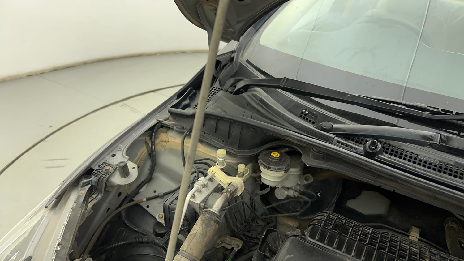 Used 2019 Honda City V CVT Petrol Petrol Automatic engine ENGINE RIGHT SIDE HINGE & APRON VIEW