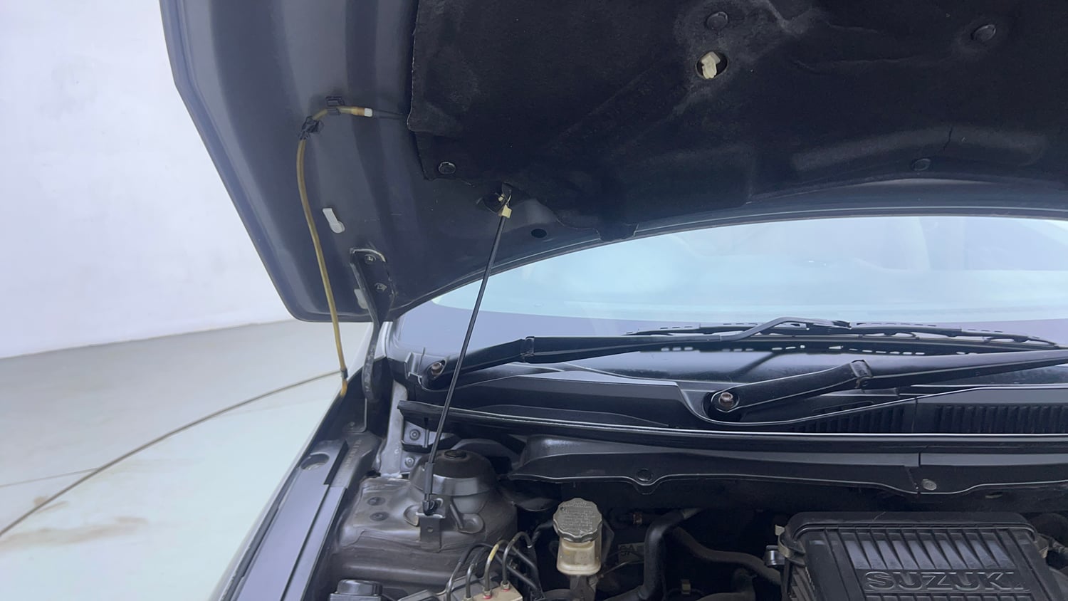 Used 2016 Maruti Suzuki Ciaz ZXI+ AT Petrol Automatic engine ENGINE RIGHT SIDE HINGE & APRON VIEW