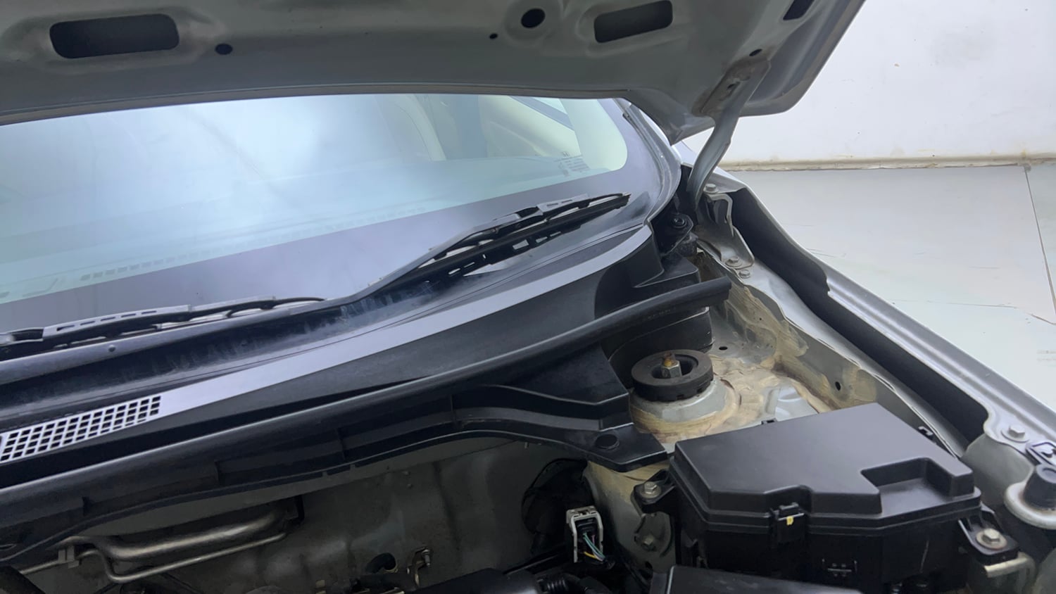 Used 2018 Honda Amaze 1.2 E MT Petrol Petrol Manual engine ENGINE LEFT SIDE HINGE & APRON VIEW