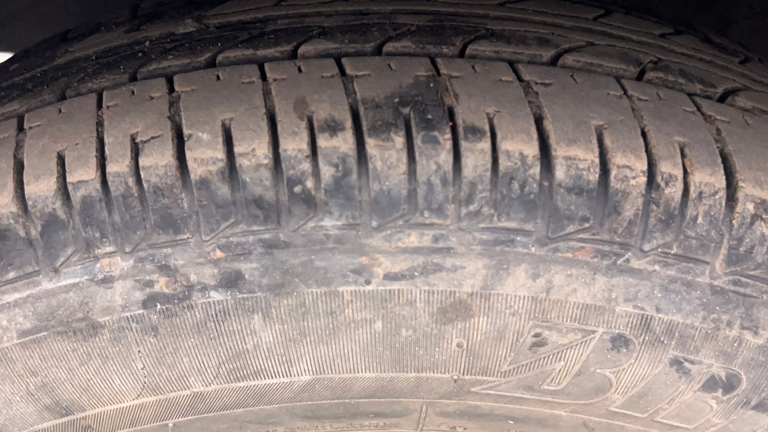 Used 2013 Hyundai i10 Sportz 1.2 Kappa2 Petrol Manual tyres LEFT FRONT TYRE TREAD VIEW