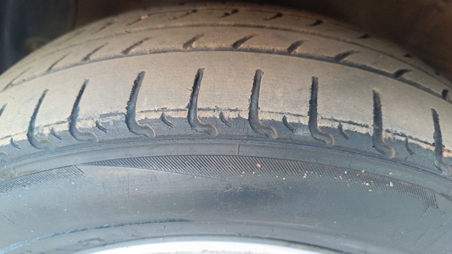 Used 2015 Hyundai Grand i10 Asta AT 1.2 Kappa VTVT Petrol Automatic tyres LEFT FRONT TYRE TREAD VIEW
