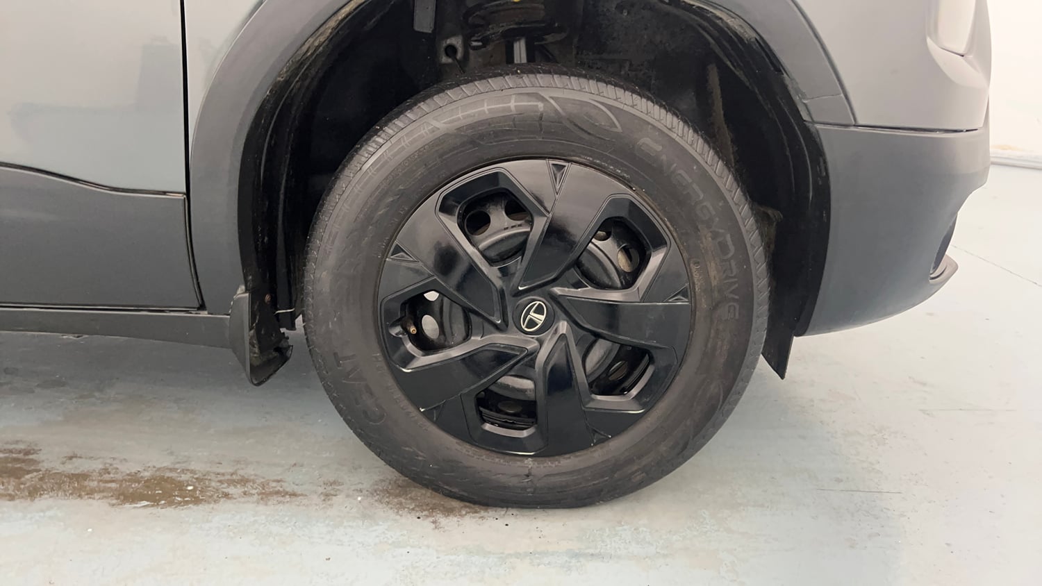 Used 2023 Tata Punch Adventure iCNG Cng Manual tyres RIGHT FRONT TYRE RIM VIEW