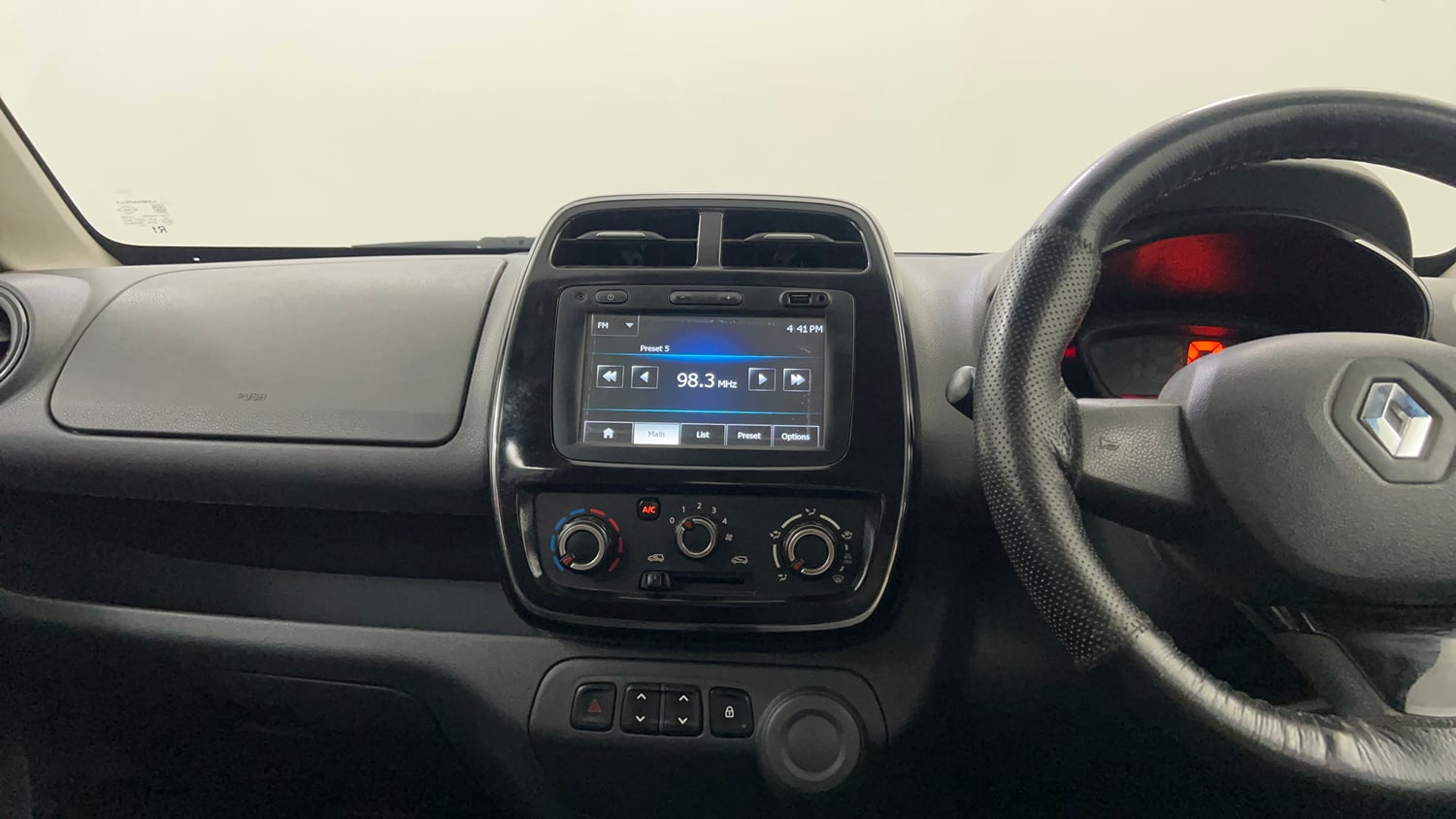 Used 2016 Renault Kwid RXT Petrol Manual interior MUSIC SYSTEM & AC CONTROL VIEW