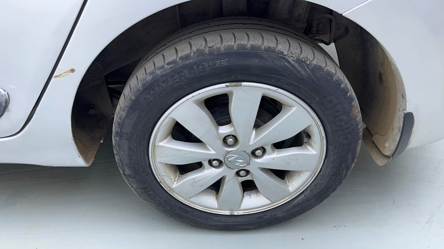 Used 2016 Hyundai Xcent SX 1.1 CRDi Diesel Manual tyres LEFT REAR TYRE RIM VIEW