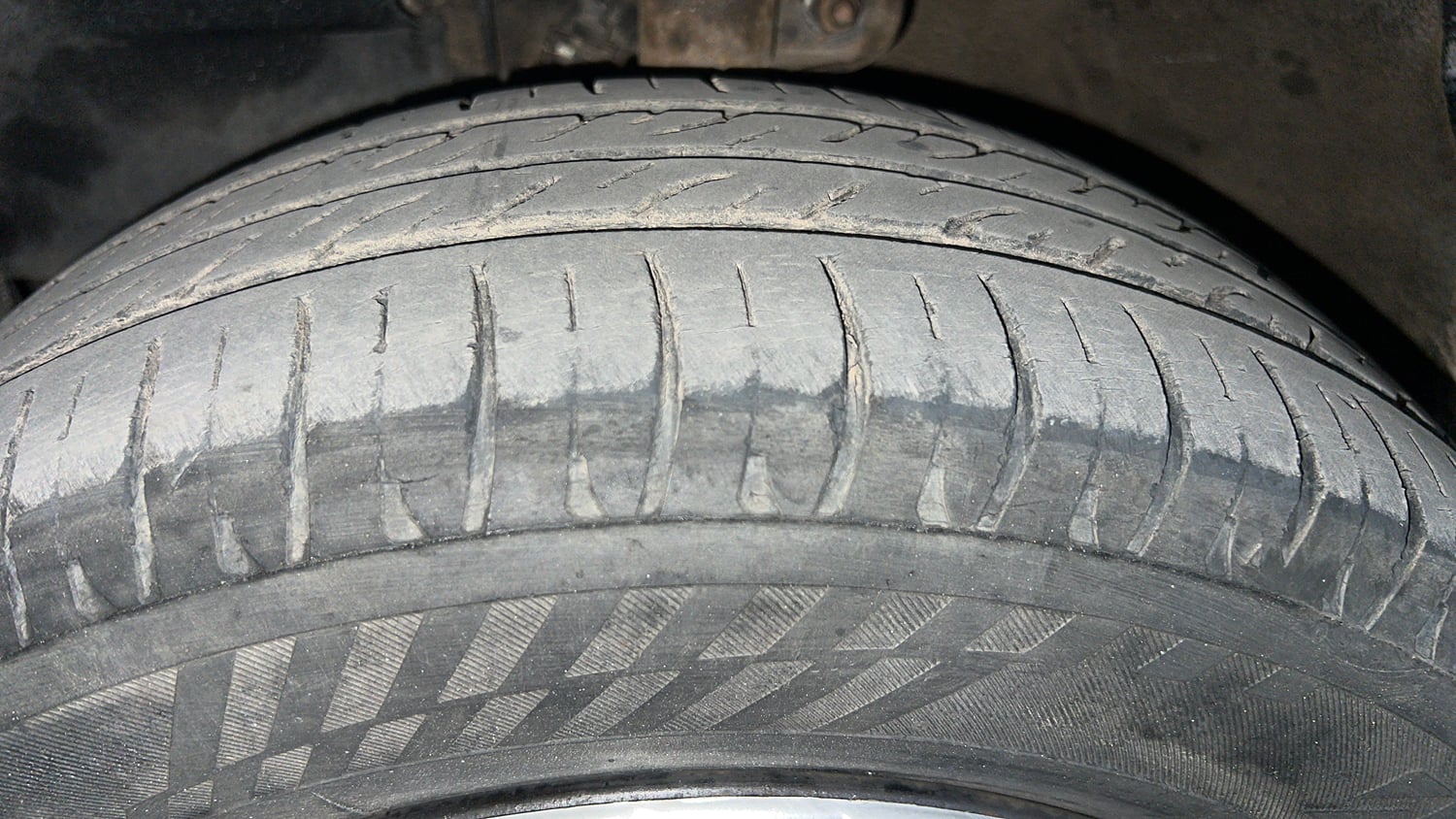 Used 2016 Mahindra KUV100 K4 6 STR Petrol Manual tyres LEFT FRONT TYRE TREAD VIEW
