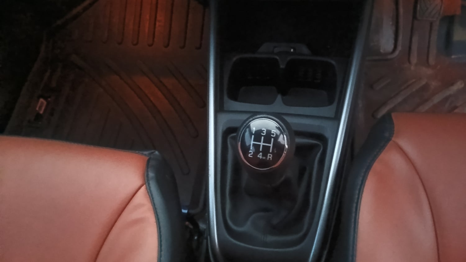 Used 2024 Maruti Suzuki XL6 Zeta MT Petrol Petrol Manual interior GEAR  KNOB VIEW