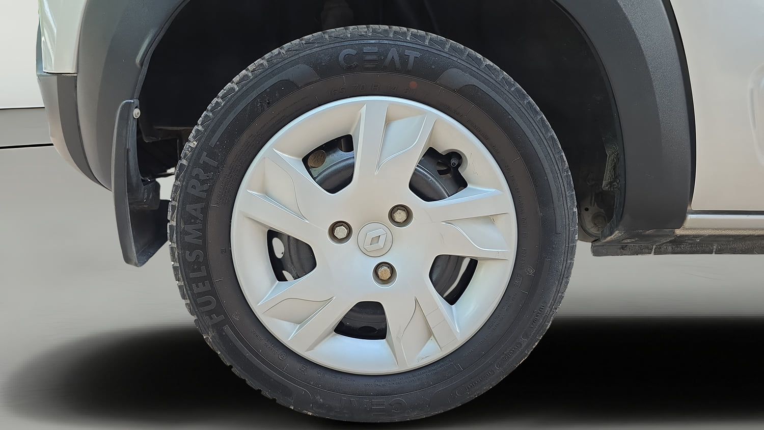 Used 2020 Renault Kwid RXL Petrol Manual tyres RIGHT REAR TYRE RIM VIEW