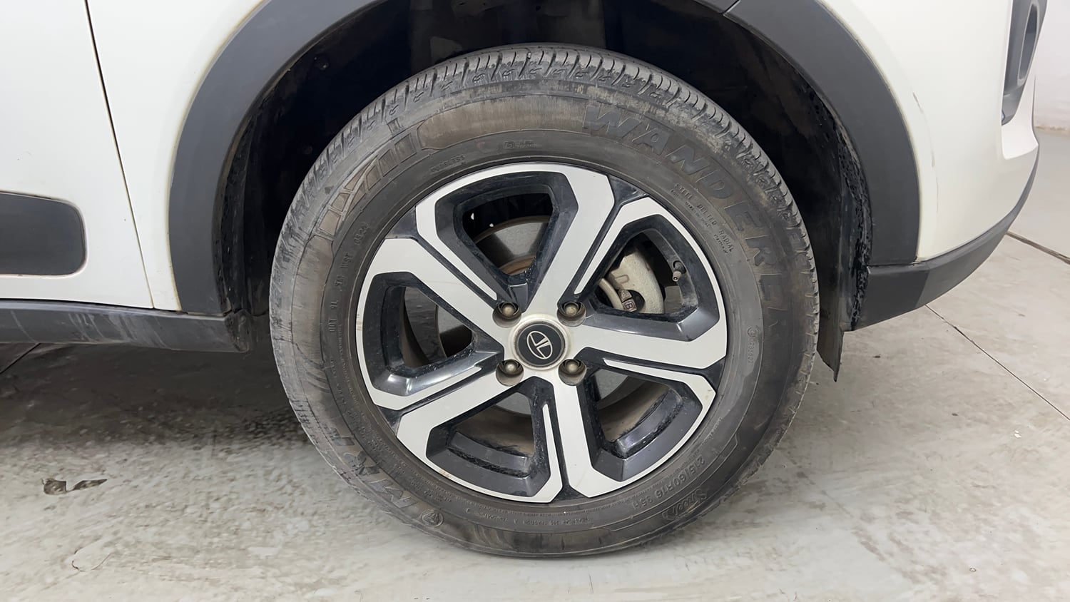 Used 2022 Tata Nexon EV XZ Plus Electric Automatic tyres RIGHT FRONT TYRE RIM VIEW