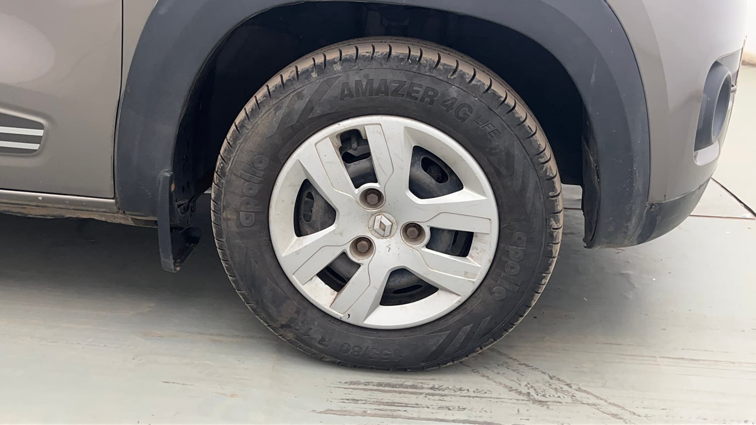 Used 2018 Renault Kwid RXT (O) 1.0 SCE Edition Petrol Manual tyres RIGHT FRONT TYRE RIM VIEW