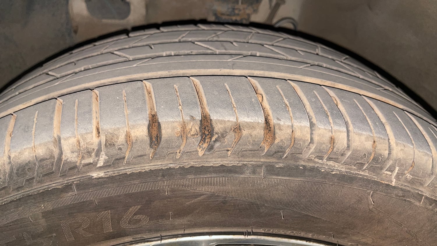 Used 2016 Hyundai Elite i20 Asta 1.2 (O) Petrol Manual tyres LEFT FRONT TYRE TREAD VIEW