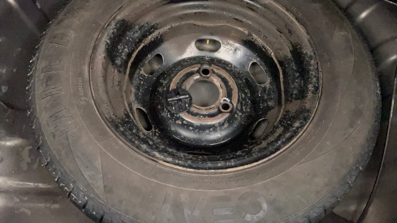 Used 2018 Renault Kwid RXT (O) 1.0 SCE Edition Petrol Manual tyres SPARE TYRE VIEW