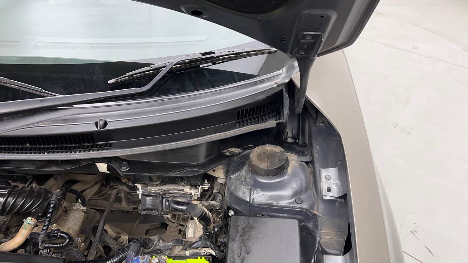 Used 2022 Maruti Suzuki Swift VXi Petrol Manual engine ENGINE LEFT SIDE HINGE & APRON VIEW