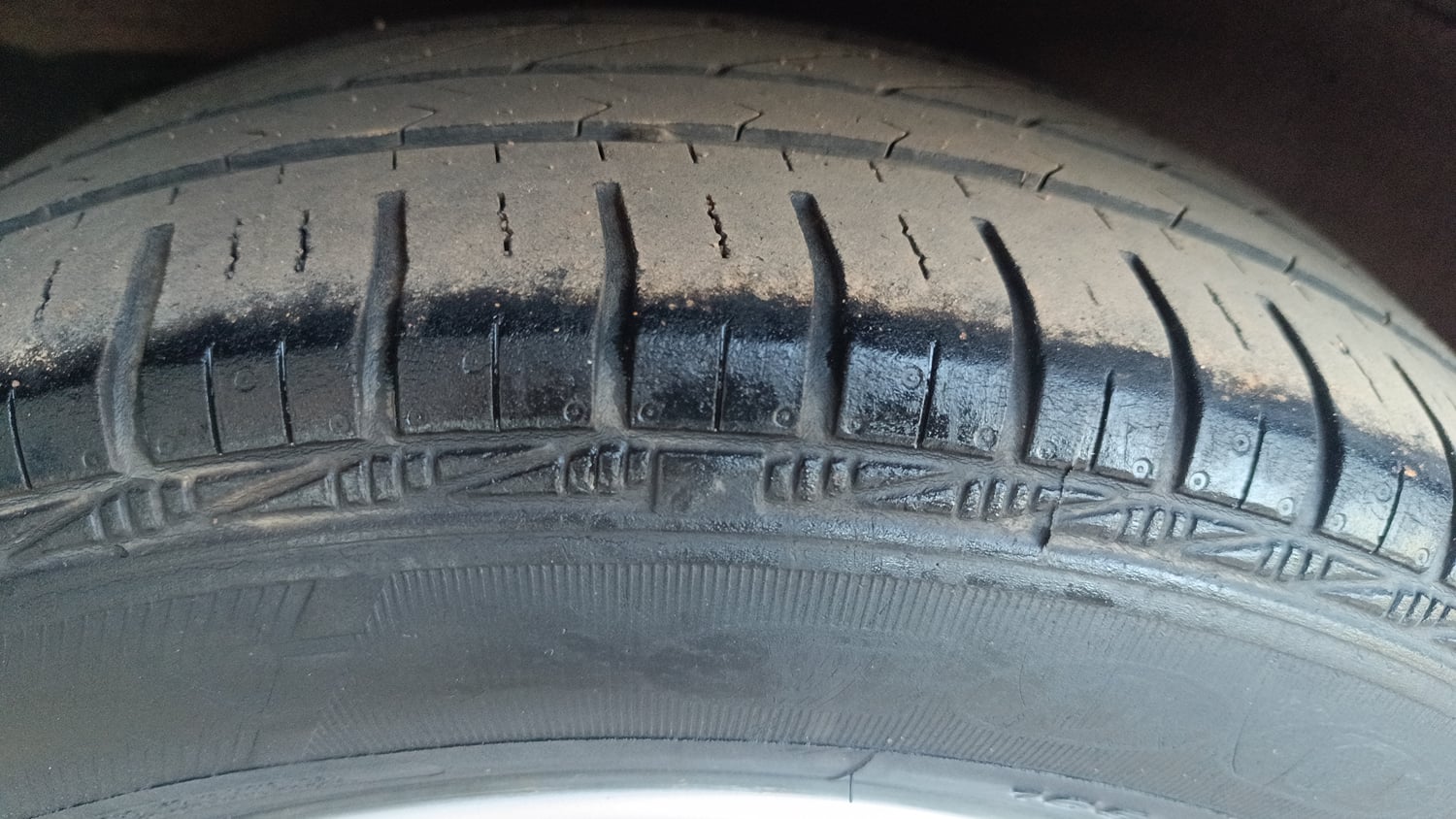 Used 2015 Hyundai Grand i10 Asta AT 1.2 Kappa VTVT Petrol Automatic tyres RIGHT REAR TYRE TREAD VIEW