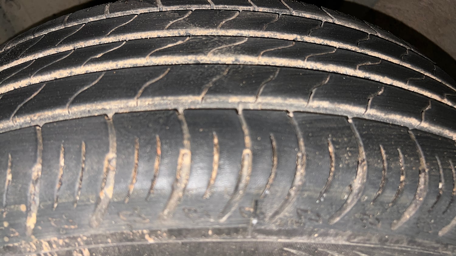 Used 2022 Renault Kiger RXZ Turbo MT Dual Tone Petrol Manual tyres LEFT FRONT TYRE TREAD VIEW