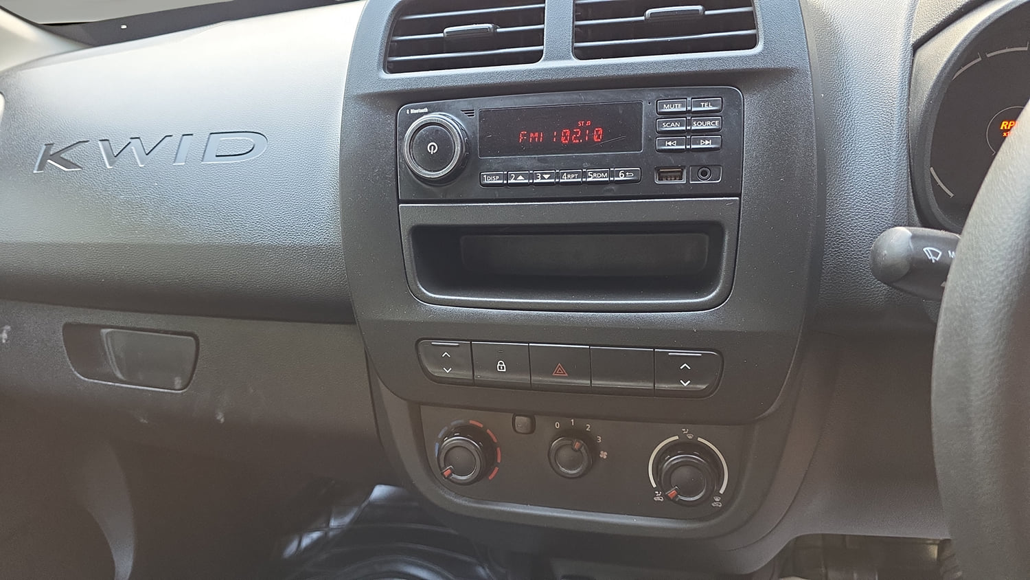 Used 2020 Renault Kwid RXL Petrol Manual interior MUSIC SYSTEM & AC CONTROL VIEW