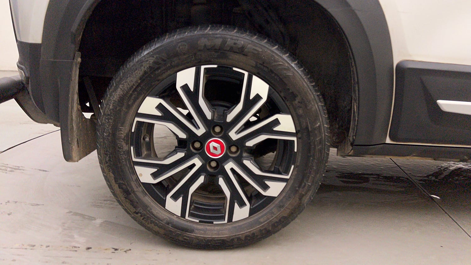 Used 2022 Renault Kiger RXZ Turbo MT Dual Tone Petrol Manual tyres RIGHT REAR TYRE RIM VIEW