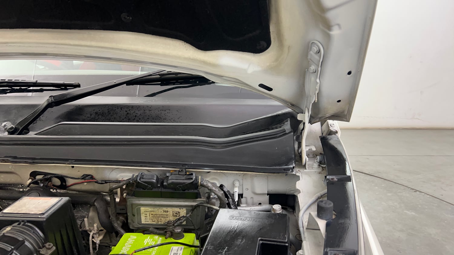 Used 2016 Mahindra KUV100 K4 6 STR Petrol Manual engine ENGINE LEFT SIDE HINGE & APRON VIEW