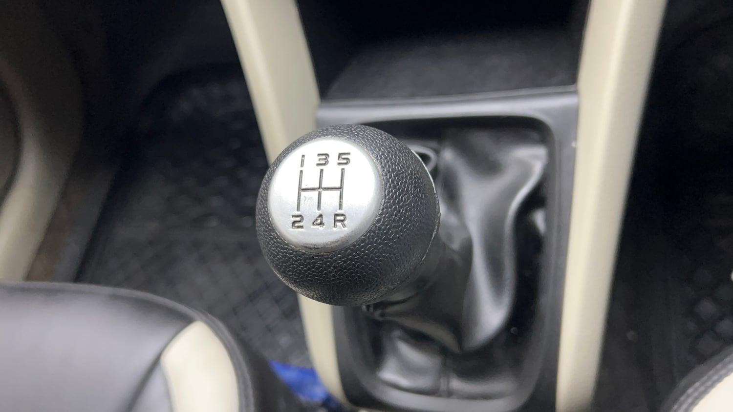 Used 2014 Maruti Suzuki Celerio VXi Petrol Manual interior GEAR  KNOB VIEW