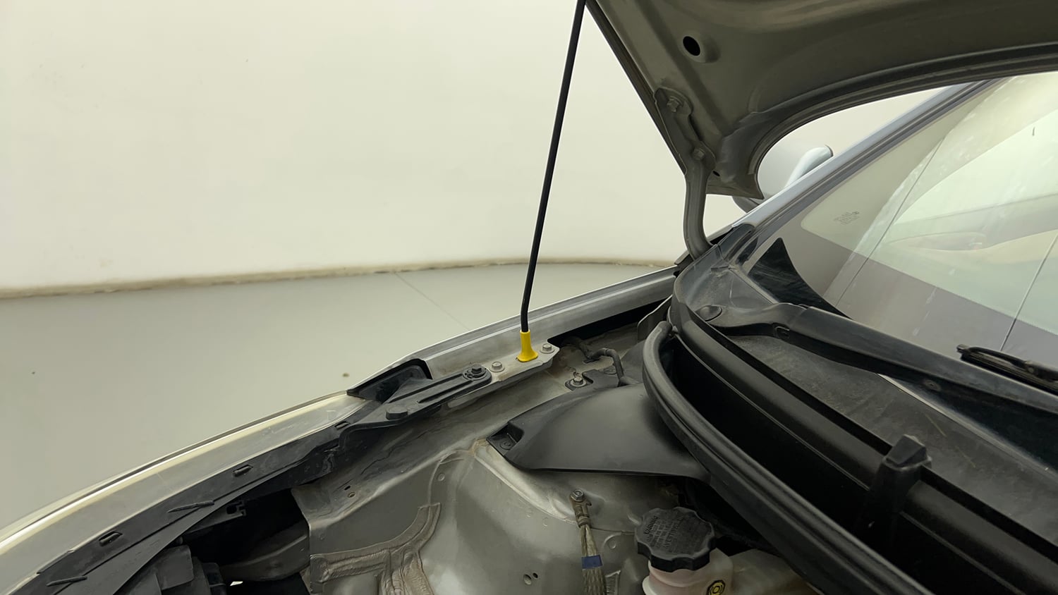 Used 2020 Hyundai Elite i20 Sportz Plus 1.2 Petrol Manual engine ENGINE RIGHT SIDE HINGE & APRON VIEW
