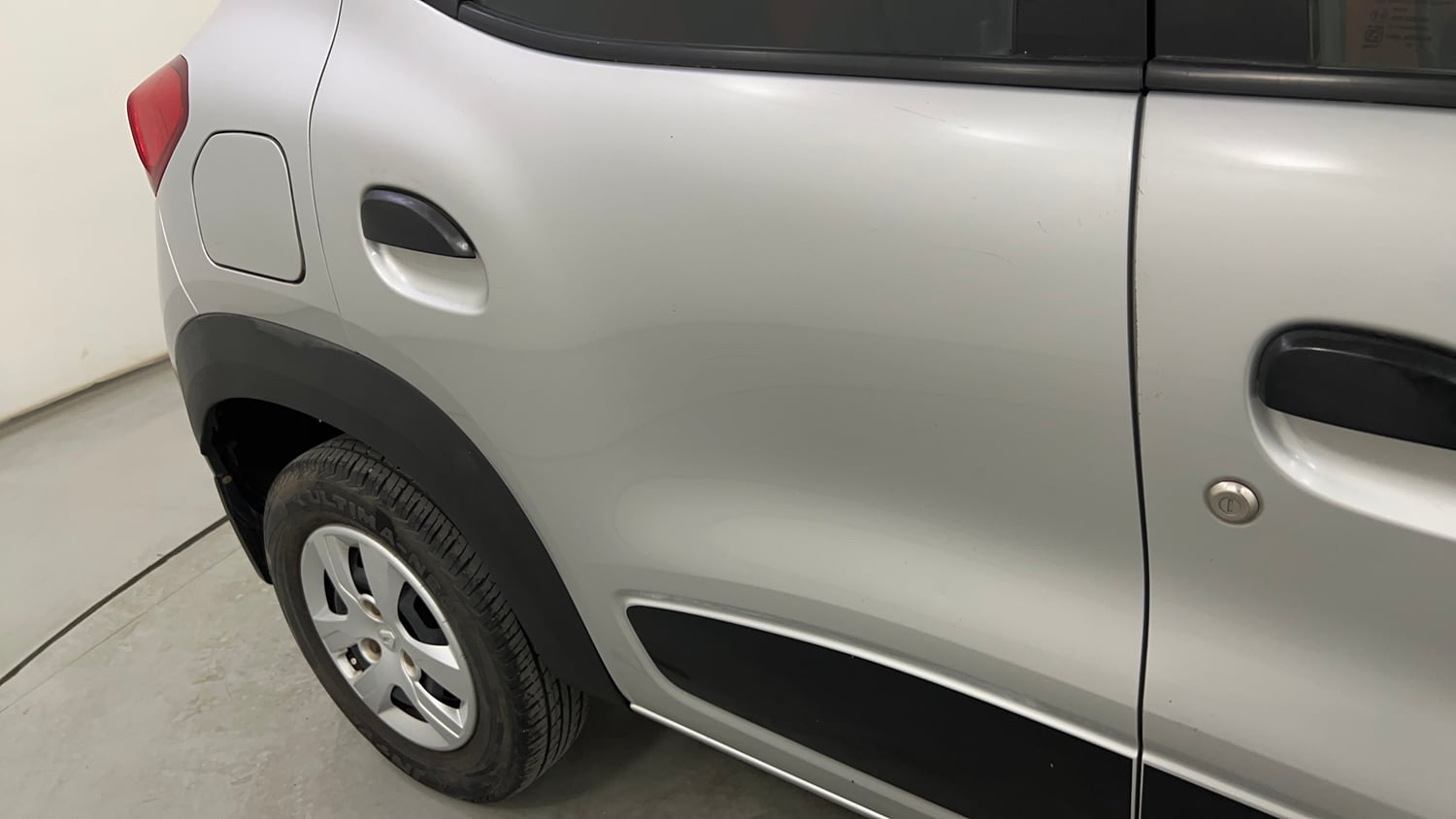 Used 2016 Renault Kwid RXT Petrol Manual dents MINOR SCRATCH