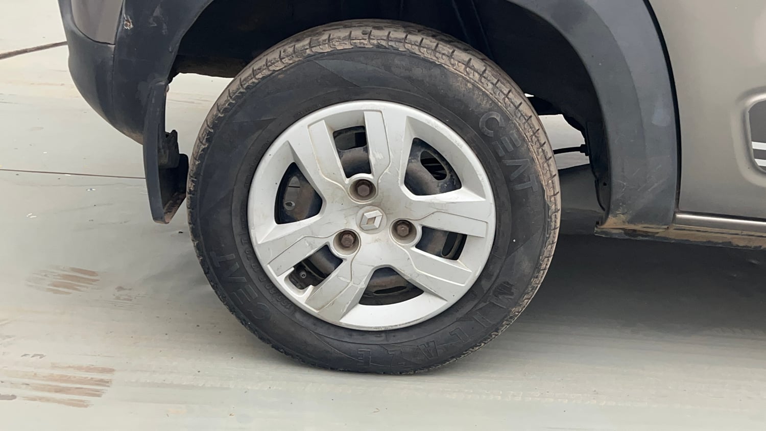 Used 2018 Renault Kwid RXT (O) 1.0 SCE Edition Petrol Manual tyres RIGHT REAR TYRE RIM VIEW