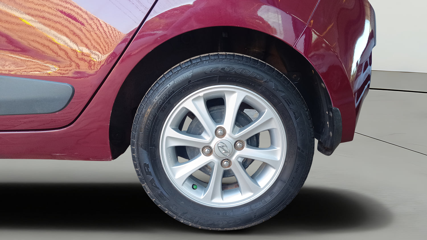 Used 2015 Hyundai Grand i10 Asta AT 1.2 Kappa VTVT Petrol Automatic tyres LEFT REAR TYRE RIM VIEW