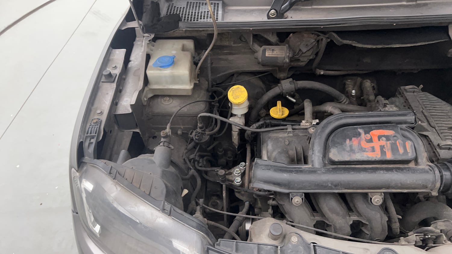 Used 2018 Renault Kwid RXT (O) 1.0 SCE Edition Petrol Manual engine ENGINE RIGHT SIDE VIEW