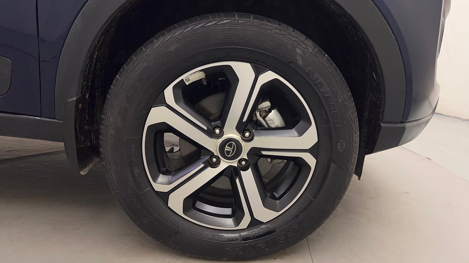 Used 2023 Tata Nexon XZ Plus LUXS Dual Tone Petrol Manual tyres RIGHT FRONT TYRE RIM VIEW