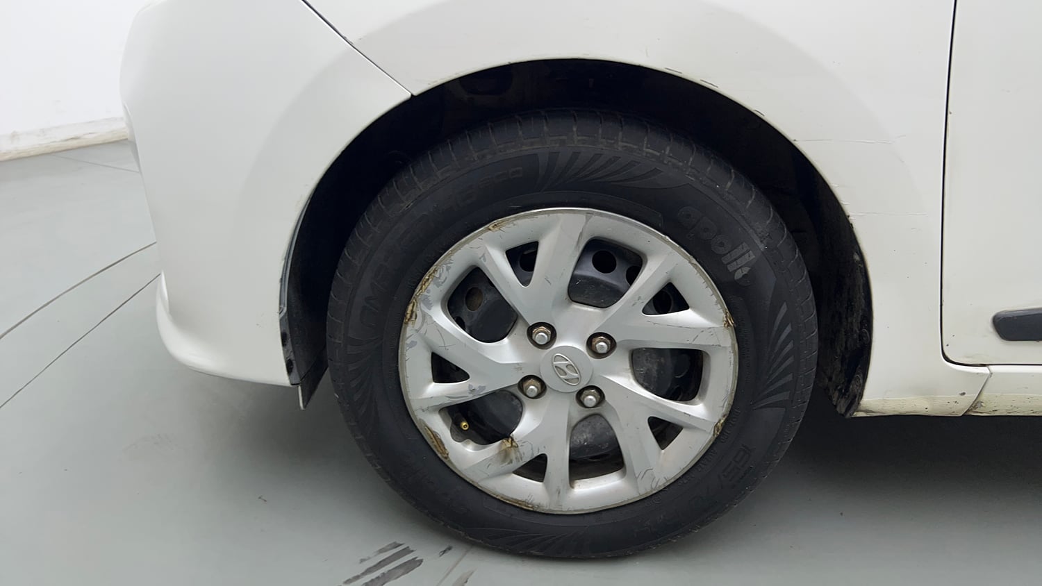 Used 2017 Hyundai Grand i10 Sportz (O) 1.2 Kappa VTVT Petrol Manual tyres LEFT FRONT TYRE RIM VIEW