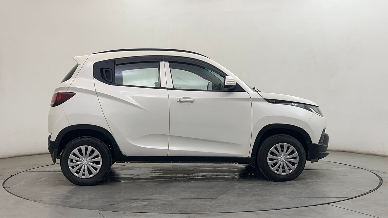 Used 2016 Mahindra KUV100 K4 6 STR Petrol Manual exterior RIGHT SIDE VIEW