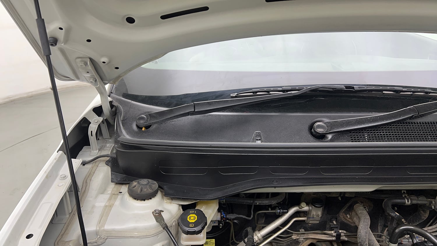 Used 2022 Hyundai Venue S 1.2 Petrol Petrol Manual engine ENGINE RIGHT SIDE HINGE & APRON VIEW