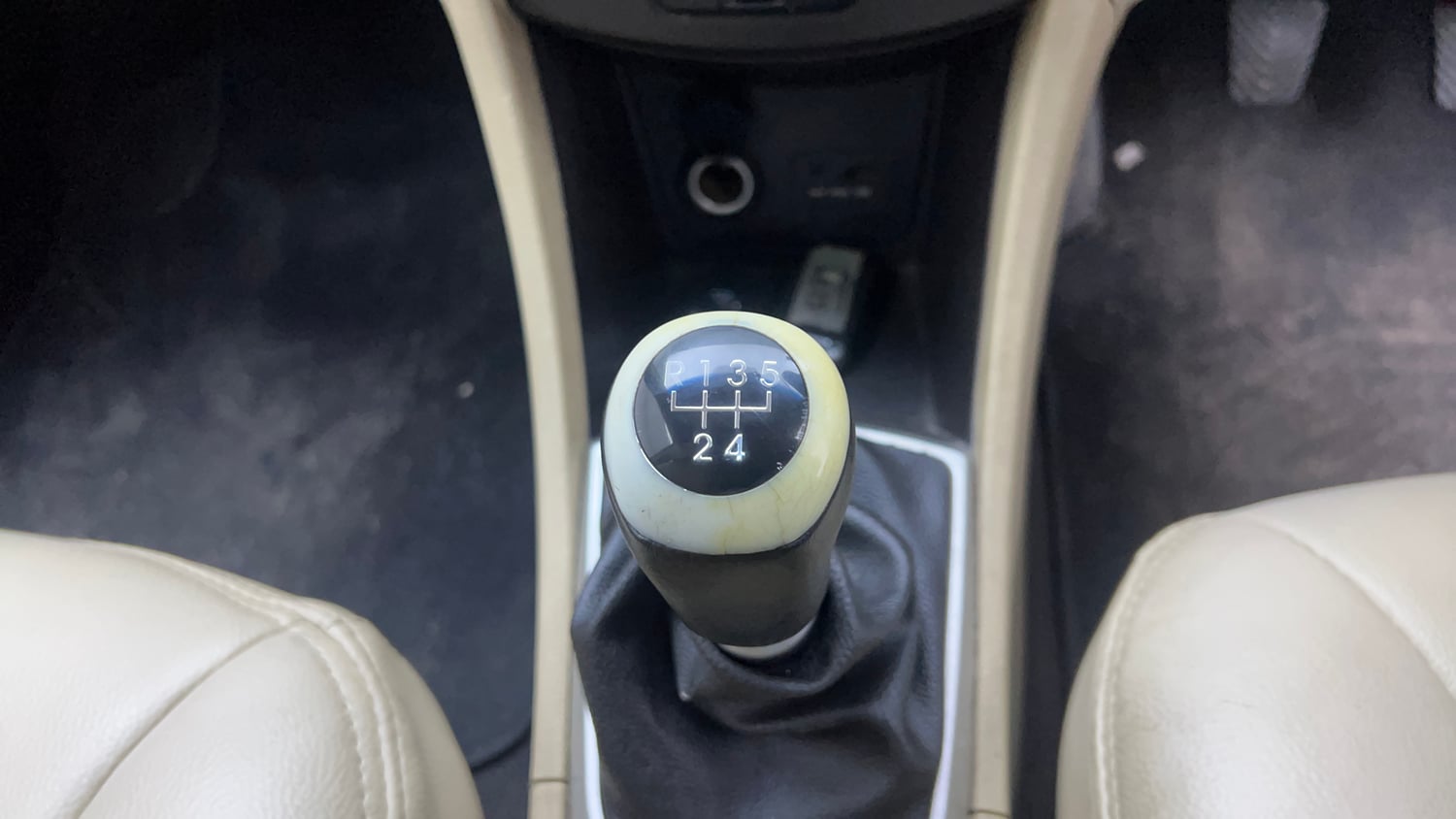 Used 2013 Hyundai Verna Fluidic 1.6 VTVT SX Petrol Manual interior GEAR  KNOB VIEW