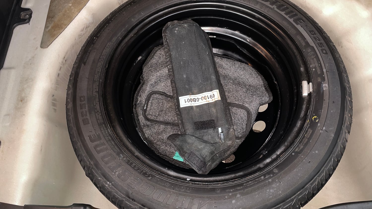 Used 2016 Hyundai Elite i20 Asta 1.2 (O) Petrol Manual tyres SPARE TYRE VIEW
