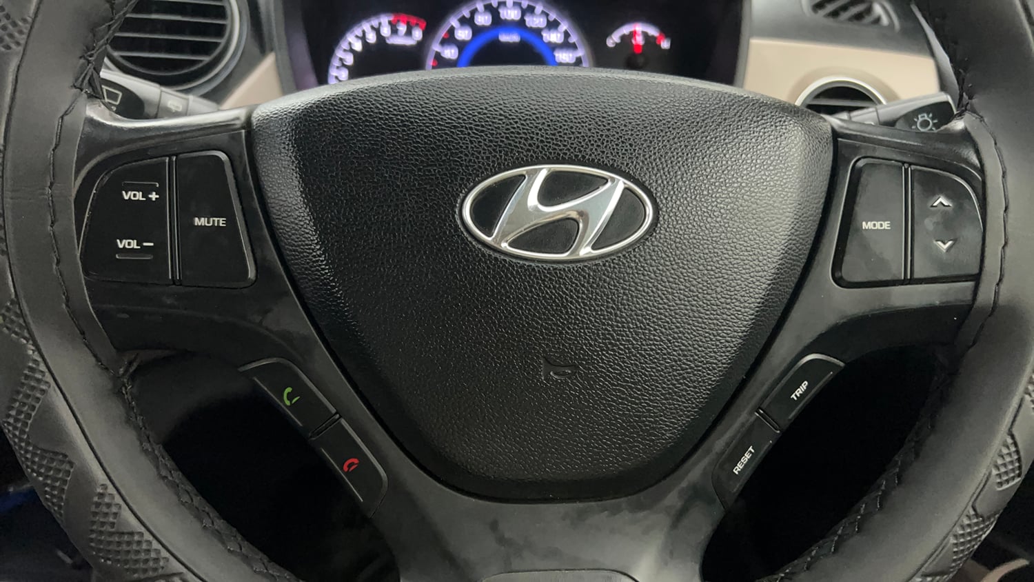 Used 2015 Hyundai Grand i10 Asta AT 1.2 Kappa VTVT Petrol Automatic top_features Steering mounted controls
